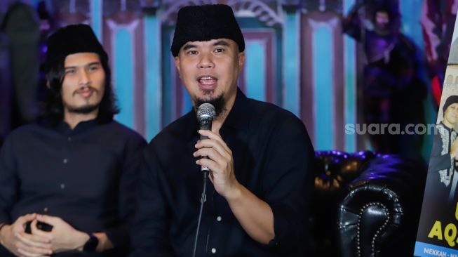 Musisi Ahmad Dhani saat konferensi pers acara 'Umroh Plus Aqsho-Jordan Bersama Dewa 19' di Kebayoran Lama, Jakarta Selatan, Selasa (11/10/2022). [Suara.com/Alfian Winanto]