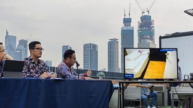 Febri Diansyah, pengacara Ferdy Sambo, menerangkan tentang pembelaan yang disiapkan di Jakarta, Rabu (12/10/2022). [Antara]