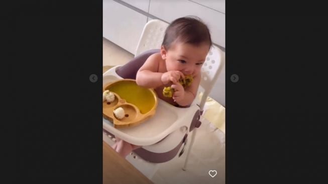 Potret Baby Izz Makan Nasi dan Opor Ayam (Instagram/@nikitawillyofficial94)