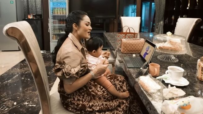 Momen Krisdayanti Jadi Suster Ameena (YouTube AH)