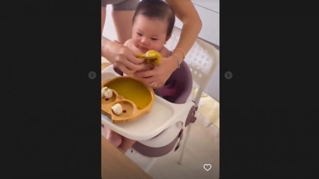 Potret Baby Izz Makan Nasi dan Opor Ayam (Instagram/@nikitawillyofficial94)