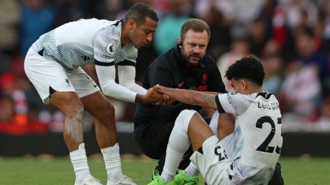 Pemain Liverpool Luis Diaz mengalami cedera saat menghadapi Arsenal di pertandingan Liga Inggris yang digelar di Emirates Stadium, Minggu (9/10/2022). [AFP]