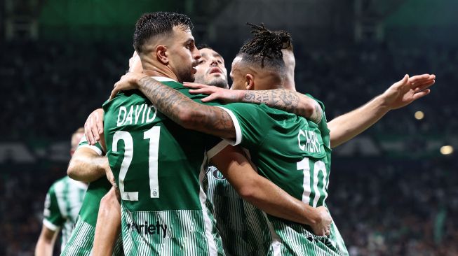 Para pemain Maccabi Haifa merayakan gol mereka selama pertandingan sepak bola grup H Liga Champions UEFA antara Maccabi Haifa melawan Juventus di Sammy Ofer Stadium, Haifa, Israel, Rabu (12/10/2022) dini hari WIB. RONALDO SCHEMIDT / AFP