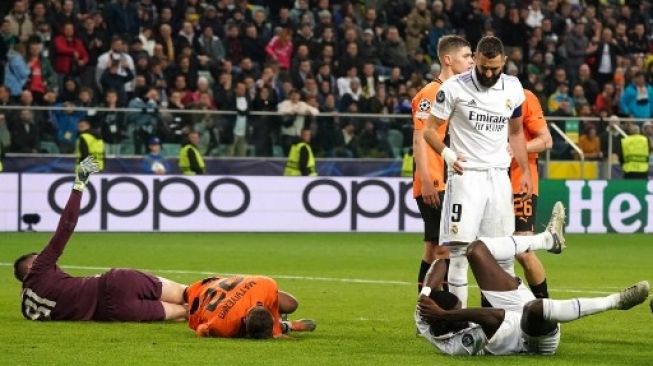 Bek Real Madrid Antonio Rudiger mengalami luka usai bertubrukan dengan Kiper Shakhtar Donetsk Anatoliy Trubin saat mencetak gol penyama kedudukan di menit-menit akhir pertandingan matchday keempat Grup F Champions League di Warsawa, Polandia, 12 Oktober 2022. [AFP]