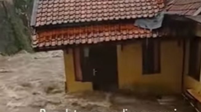 Tangkapan Layar Detik-detik Rumah tergerus Aliran Sungai di Bogor [Instagram]