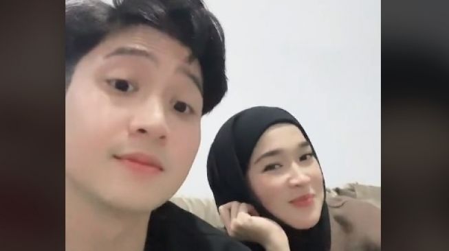 Ririe Fairus Kembali Unggah Kebersamaan dengan Pria Tampan, Netizen: Lepas Sandal Dapat Sepatu Mahal