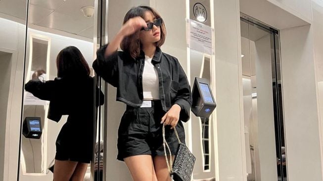 Potret Fuji pakai hotpants hingga mini dress (Instagram/@fuji_an)