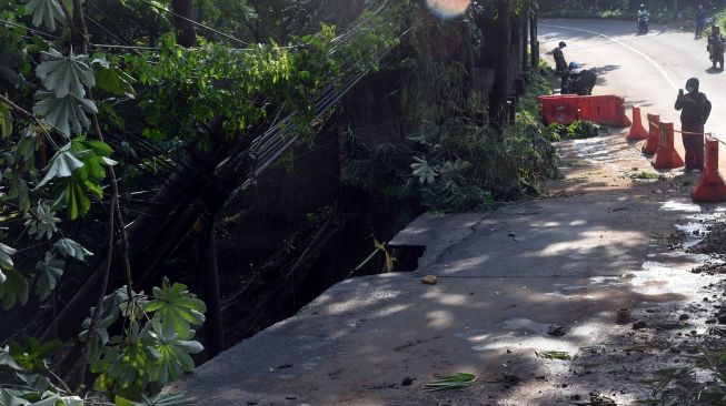 Diguyur Hujan Lebat, Tanggul di Pinggiran Kali Dekat Stasiun Tebet Longsor Hingga Aspal Retak