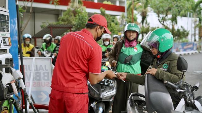 Bantu Pulihkan Ekonomi, Subsidi BBM Gerbong Pecinta Sandi Diikuti Ratusan Emak-emak Ojol Surabaya