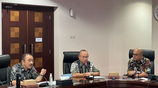 Tenaga Ahli Utama Kantor Staf Presiden (KSP) Helson Siagian (kiri) dalam Rapat Koordinasi persiapan gelaran WSBK Mandalika 2022,di Gedung Bina Graha Jakarta, Rabu (12/10). (ANTARA/HO-Kantor Staf Presiden)