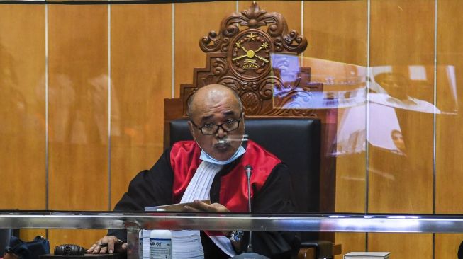 Hakim Ketua Martin Ginting (kiri) memimpin sidang perdana dengan terdakwa mantan Menteri Pemuda dan Olahraga Roy Suryo di Pengadilan Negeri Jakarta Barat, Jakarta, Rabu (12/10/2022). [ANTARA FOTO/Galih Pradipta/foc]