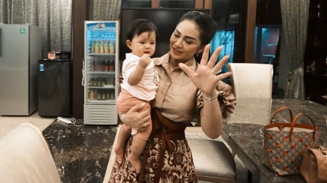 10 Momen Krisdayanti Jadi Suster Ameena, Rela Menjaga Cucu Dikala Atta dan Aurel Bekerja