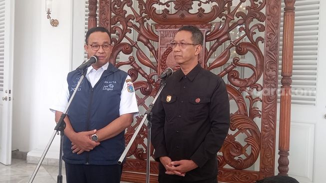 Gubernur DKI Jakarta, Anies Baswedan, bersilaturahmi dengan Kepala Sekretariat Presiden (Kesetpres) yang juga Penjabat Gubernur DKI terpilih, Heru Budi Hartono di Balai Kota, Rabu (12/10/2022) siang. (Suara.com/Yosea Arga)