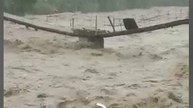 Sungai Cidurian Meluap, Jembatan Penghubung Antar Kampung di Cigudeg Nyaris Terbawa Arus