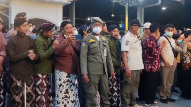 Ratusan lurah dan pamong desa menjemput Sri Sultan di Stasiun Tugu Yogyakarta, Rabu (12/10/2022) petang. [Kontributor Suarajogja.id / Putu Ayu Palupi]