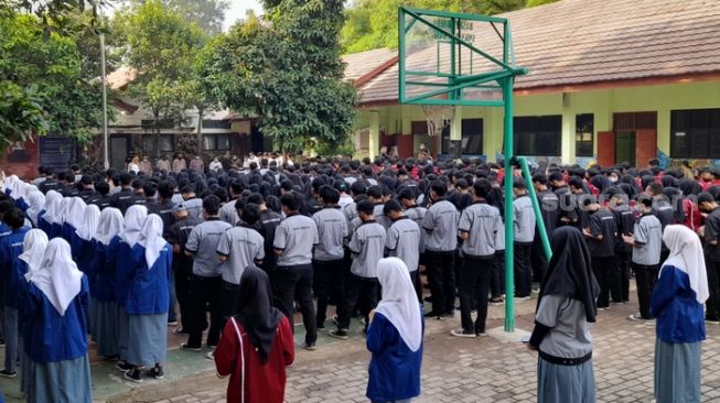 Apel jajaran Polres Metro Bekasi Kota bersama siswa/siswi SMKN 9 Kota Bekasi dalam program Police Goes to School (Suara.com/Danan Arya).