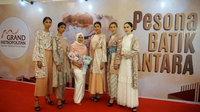 Leny Rafael memperkenalkan karya terbarunya, "WOU Batik Luxury by Leny Rafael" dalam sebuah ajang fashion show. [dokumentasi pribadi]