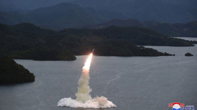 Uji coba peluncuran rudal Hokkaido oleh Unit Operasi Nuklir Taktis Tentara Rakyat Korea Utara di sebuah lokasi yang dirahasiakan di Korea Utara, Minggu (10/10/2022). [KCNA VIA KNS/AFP] 