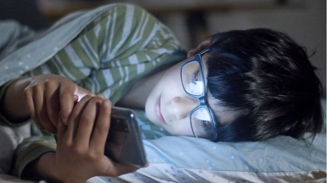 4 Masalah Kesehatan yang akan Terjadi Jika Sering Main HP sebelum Tidur
