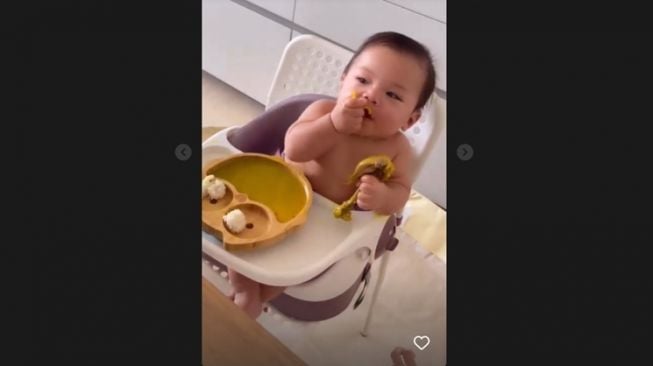 Potret Baby Izz Makan Nasi dan Opor Ayam (Instagram/@nikitawillyofficial94)