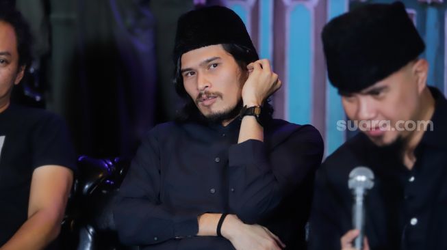 Penyanyi Virzha saat konferensi pers acara 'Umroh Plus Aqsho-Jordan Bersama Dewa 19' di Kebayoran Lama, Jakarta Selatan, Selasa (11/10/2022). [Suara.com/Alfian Winanto]