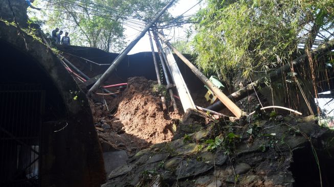 Hujan Deras Picu Longsor di Megamendung, Atap Rumah Warga Ambruk