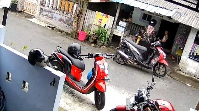 Emak-emak Modus Tanya Kosan Terekam CCTV Jambret Kalung Anak, Begini Tampangnya