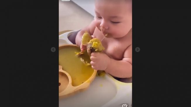 Potret Baby Izz Makan Nasi dan Opor Ayam (Instagram/@nikitawillyofficial94)