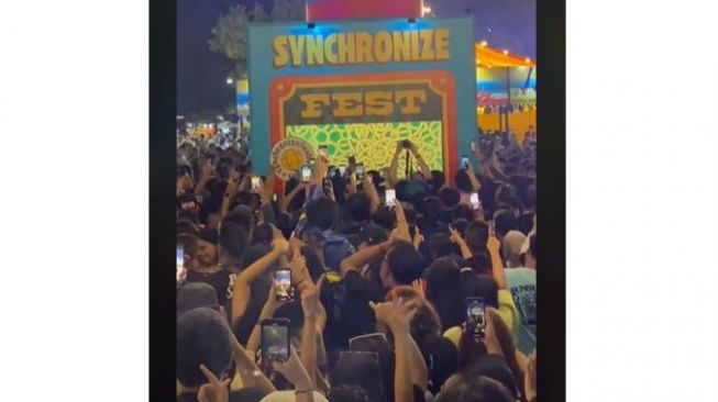 Kerja Sambil Konser, Petugas Kebersihan Ini Nyapu Sembari Joget di Depan Panggung