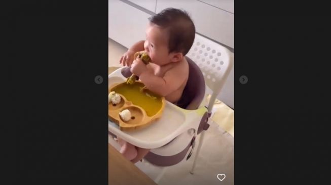 Potret Baby Izz Makan Nasi dan Opor Ayam (Instagram/@nikitawillyofficial94)