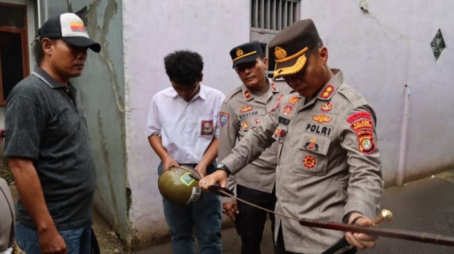 Miris! Emak-emak Hendak Beli Sayur Dibacok Pelaku Tawuran Pakai Samurai, Pelakunya Masih Bocah