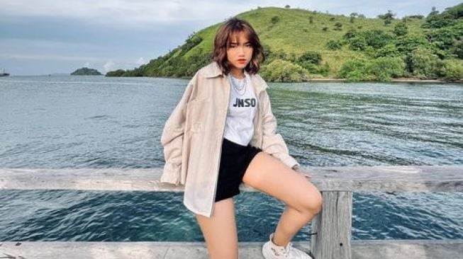 Potret Fuji pakai hotpants hingga mini dress (Instagram/@fuji_an)