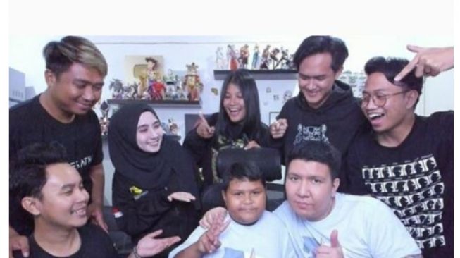 Windah Basudara Serahkan Donasi Pendidikan 338 Juta untuk Bocah Viral Okky Boy