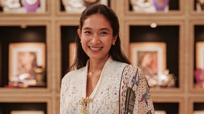 Potret Happy Salma Hadiri Undangan Pakai Baju Bali (Instagram/@happysalma)