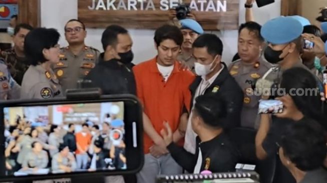 Rizky Billar ditahan polisi, Kamis (13/10/2022), setelah semalaman diperiksa penyidik Polres Jakarta Selatan. [Suara.com/Muhammad Yasir]