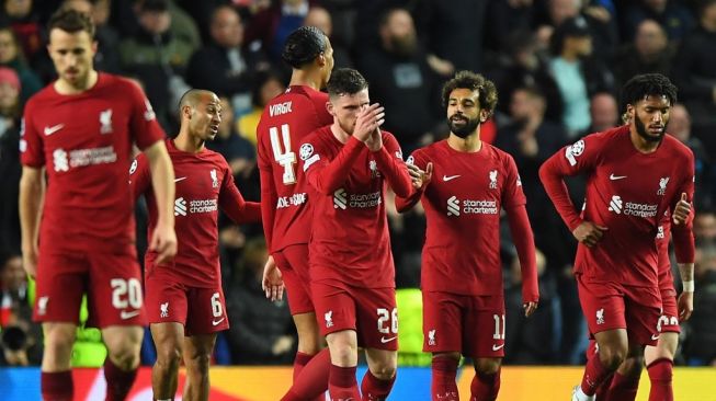 Striker Liverpool asal Mesir Mohamed Salah (ketiga dari kanan) melakukan selebrasi usai mencetak gol keenam timnya selama matchday keempat Grup A Liga Champions UEFA antara Glasgow Rangers vs Liverpool di Stadion Ibrox, di Glasgow, pada 12 Oktober 2022.ANDY BUCHANAN / AFP.