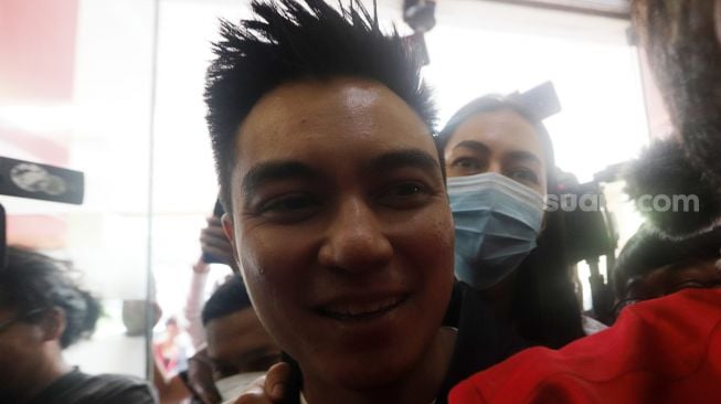 Baim Wong dan istrinya, Paula Verhoeven memenuhi panggilan Polres Jakarta Selatan terkait kasus prank KDRT hari ini, Kamis (13/10/2022). [Suara.com/Oke Atmaja]