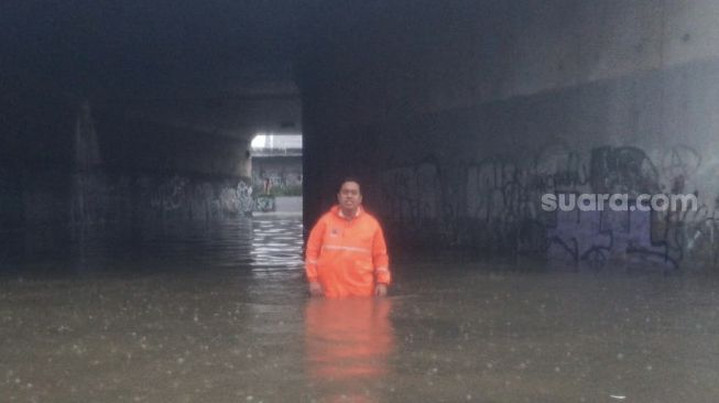 Kolong Tol Meruya Jakarta Barat Kelelep Banjir 1,2 Meter, Warga: Motor Mobil Gak Bisa Lewat!