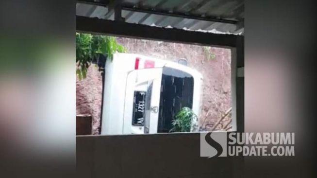 Mobil Suzuki Karimun nomor polisi F 1327 VK yang terbawa longsor di Perumahan Green Hill RT 04/05, Desa Batununggal, Kecamatan Cibadak, Kabupaten Sukabumi, Rabu, 12 Oktober 2022. (Sukabumiupdate.com)