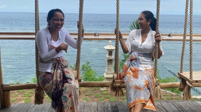 Potret Happy Salma Hadiri Undangan Pakai Baju Bali (Instagram/@happysalma)