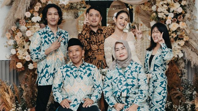 Potret pertunangan Aulia Sarah (Instagram/@adityarandra)