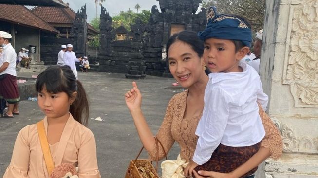 Potret Happy Salma Hadiri Undangan Pakai Baju Bali (Instagram/@happysalma)