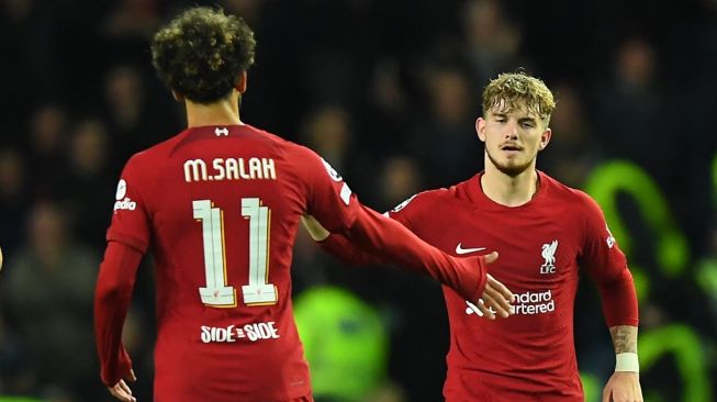 Gelandang Liverpool Harvey Elliott (kanan) melakukan selebrasi dengan Mohamed Salah setelah mencetak gol ketujuh timnya dalam matchday keempat Grup A Liga Champions antara Glasgow Rangers vs Liverpool di Stadion Ibrox, di Glasgow, pada 12 Oktober 2022 .ANDY BUCHANAN / AFP.