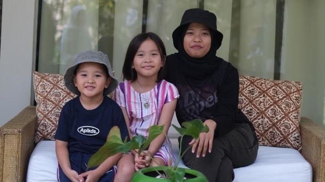 Potret Anak Artis Bareng Pengasuh (instagram/@rasiti_zee)