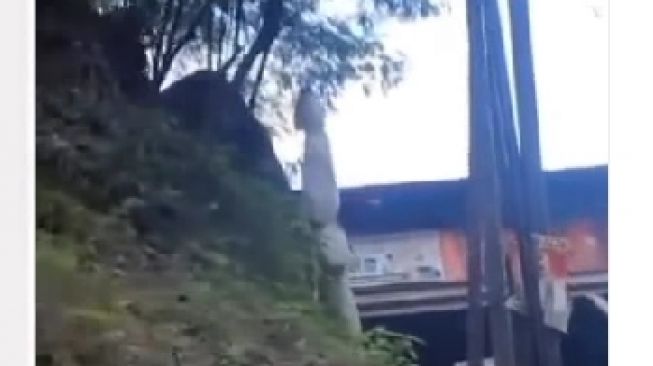 Pria Ini Nekat Buka Tali Pocong yang Sering Ganggu Warga di Jalan Menuju Lembang, Ini Isinya