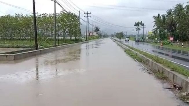 Kondisi kawasan Bandara YIA di Kabupaten Kulon Progo yang dikepung banjir akibat aliran sungai meluap. (ANTARA/HO-Dokumen Nasib Wardoyo)