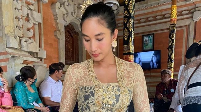 Potret Happy Salma Hadiri Undangan Pakai Baju Bali (Instagram/@happysalma)