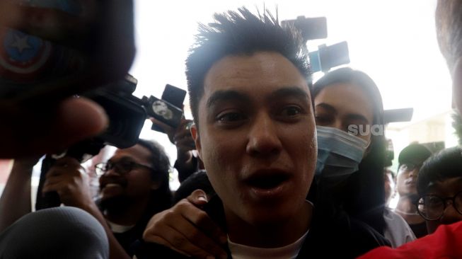 Baim Wong dan istrinya, Paula Verhoeven memenuhi panggilan Polres Jakarta Selatan terkait kasus prank KDRT hari ini, Kamis (13/10/2022). [Suara.com/Oke Atmaja]