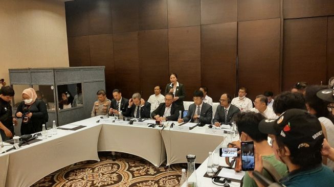 Ketua Umum PSSI Mochamad Iriawan saat memberikan keterangan pers di Hotel Fairmont, Jakarta, Kamis (13/10/2022) siang. (Suara.com/Adie Prasetyo Nugraha).