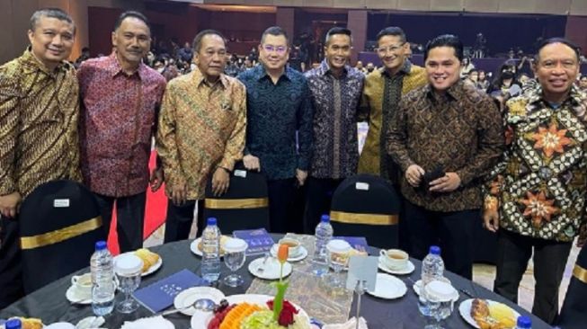 Erwin Aksa (kiri) bersama kolega dan seniornya, ketika menghadiri acara Penghargaan Achmad Bakrie (PAB XVIII), di Jakarta, Agustus 2022 lalu. [Akun IG @erwinaksa.id/capture]